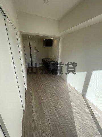 仲介手数料０円！ISM平安通の居間・リビング