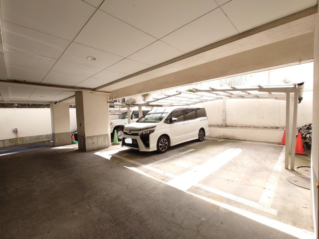 シャトー文京の駐車場