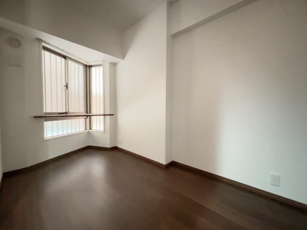 グランシティたまプラーザⅠの洋室|白とナチュラルの落ち着いたカラーセレクトです
