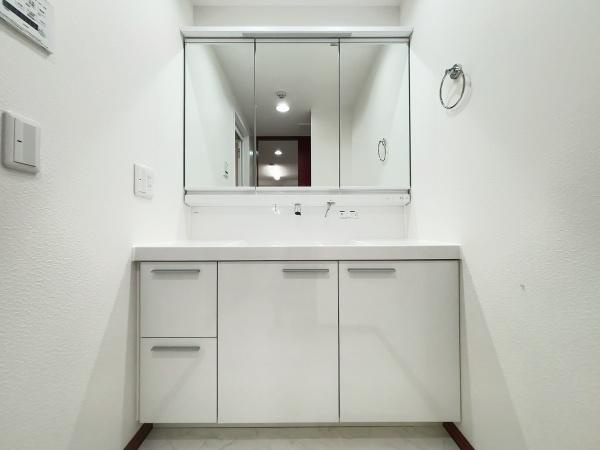 グランシティたまプラーザⅠの独立洗面台|スッキリとした独立洗面台は収納力も豊富ですが、ライトが美しいです