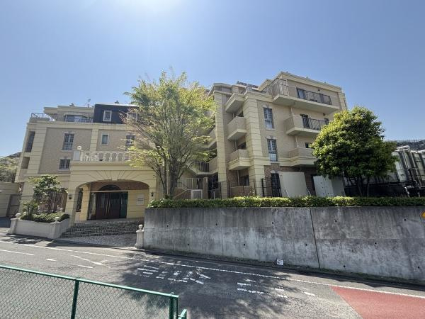 【外観】 | グランシティたまプラーザⅠ | 日が当たり、あたたかながらもスタイリッシュなたたずまいです！
