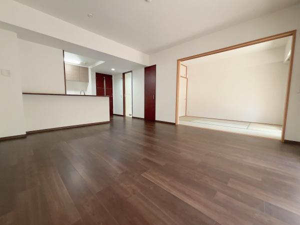 グランシティたまプラーザⅠの居間・リビング|みんなが集うLDKは、食事と楽しい会話が弾み幸せを感じさせてくれあたたかい日差しが入り込みます♪
窓からの日差し・風・すべてが心地よくゆったりとした時間を過ごせます♪
