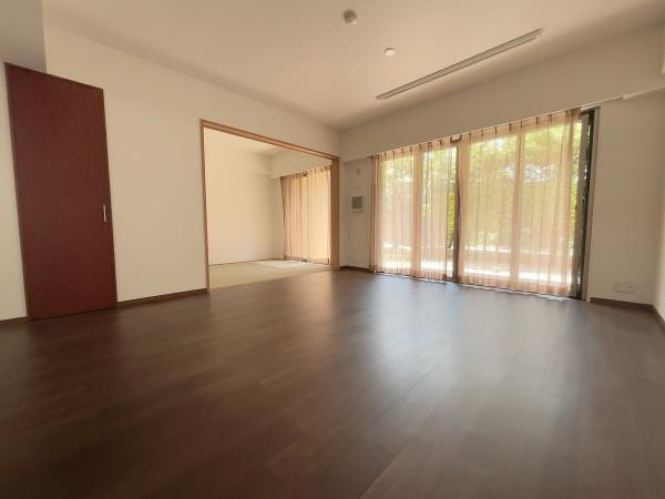 【居間・リビング】 | グランシティたまプラーザⅠ | 窓が大きく、日当たり・風通しともに良好です。