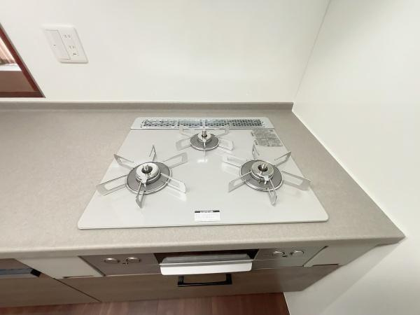 グランシティたまプラーザⅠのキッチン|調理の効率があがる使いやすい３口コンロ
