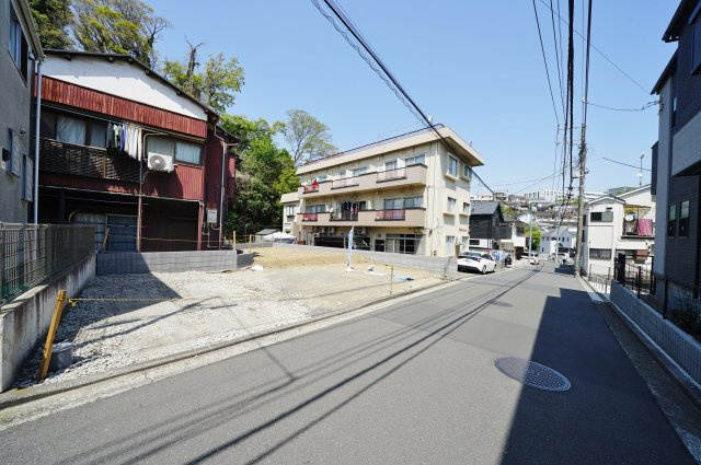 【横浜市保土ケ谷区鎌谷町77-2新築戸建て】★仲介手数料無料★（宮谷小学校・宮田中学校）の前面道路含む現地写真