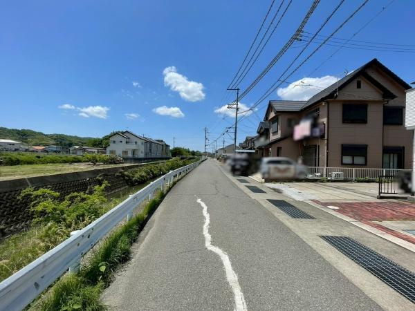 海南市多田　中古戸建の前面道路含む現地写真