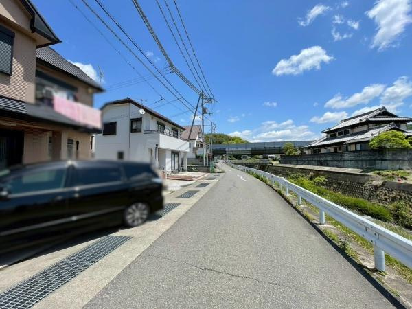 海南市多田　中古戸建の前面道路含む現地写真