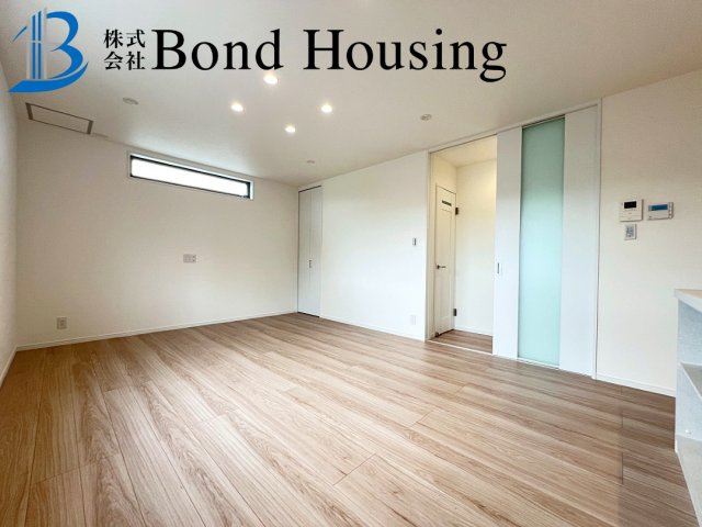 駐車２台　JR土山駅徒歩13分　魚住町清水　新築戸建の居間・リビング