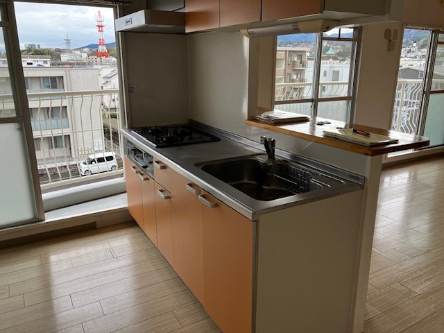 若宮ハイツのキッチン|コンパクトなキッチンで掃除もラクラク