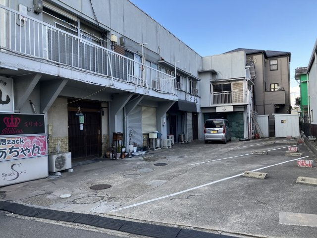 玉山ビルの駐車場