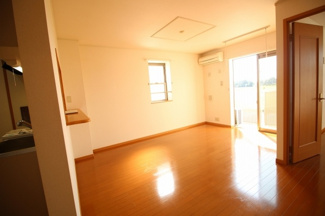 【居間・リビング】 | マーベラス　A棟 | 12.1帖のリビングは広くてくつろぎやすいです