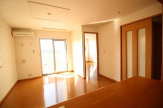 【居間・リビング】 | マーベラス　A棟 | ゆったりとした居間です