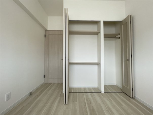 【収納】 | グランドパレス室見南 | コートやワンピース・スーツ等長物をかけるもできます(写真は2022年6月撮影)