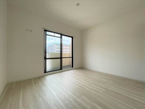 【洋室】 | グランドパレス室見南 | バルコニーに面した明るい洋室で換気や採光ばっちりです！(写真は2022年6月撮影)