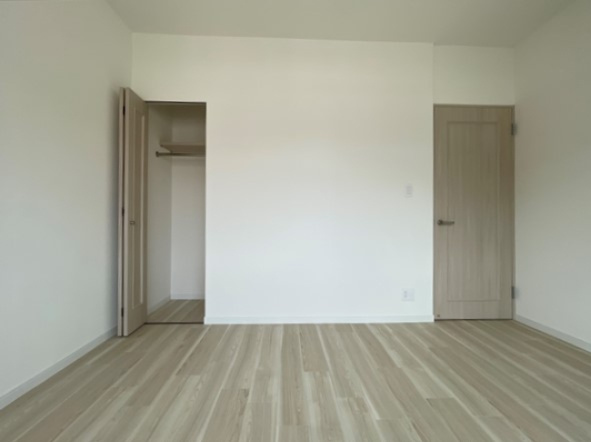 【収納】 | グランドパレス室見南 | 季節物の洋服や、普段使いの鞄を収納したり多様な使い方ができます。(写真は2022年6月撮影)