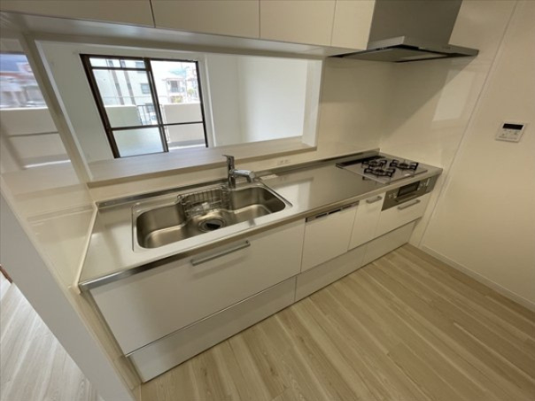 【キッチン】 | グランドパレス室見南 | お料理をしながらでもご家族との会話を楽しめる対面キッチン(写真は2022年6月撮影)