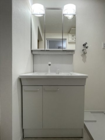 【独立洗面台】 | グランドパレス室見南 | 洗面所は３面鏡で鏡の裏まで収納がありますので、物が沢山入ります。(写真は2022年6月撮影)