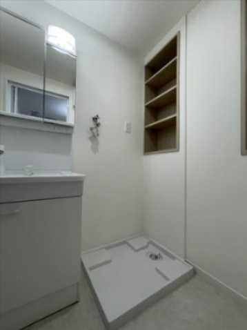 【ランドリースペース】 | グランドパレス室見南 | ランドリースペースには収納があるので、洗濯後の乾いたタオル置き場にも(写真は2022年6月撮影)