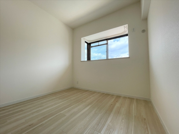 【洋室】 | グランドパレス室見南 | 出窓のある洋室です。(写真は2022年6月撮影)