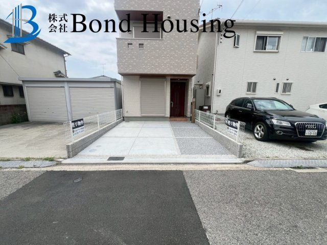 「ワイドバルコニー」「並列2台駐車可」東二見 限定1棟の駐車場