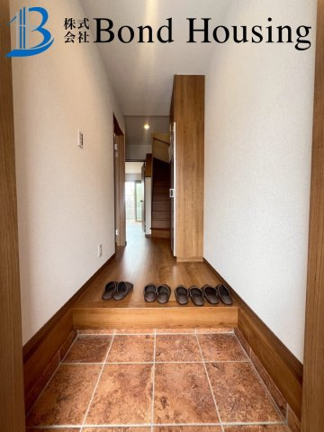 「ワイドバルコニー」「並列2台駐車可」東二見 限定1棟の玄関