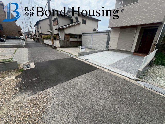 「ワイドバルコニー」「並列2台駐車可」東二見 限定1棟の前面道路含む現地写真