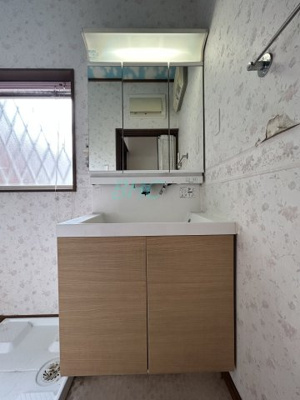 【独立洗面台】 | 錦織１丁目 | 清潔感ある洗面台は、身だしなみチェックや肌のお手入れに最適です。