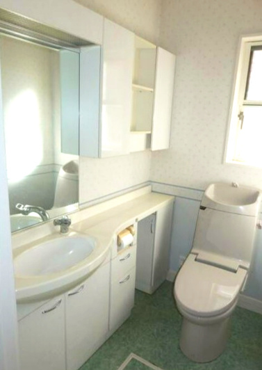 【中古】坂戸市にっさい花みず木中古住宅のトイレ|洗面手洗い付きのトイレスペースです！