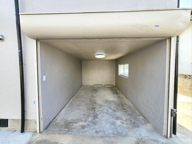 RESET HOUSE－リセットハウス－八幡西区高江5丁目【八幡西区　中古戸建】の駐車場|雨に濡れないインナーガレージ♪倉庫としても使えます♪【八幡西区　リノベーション戸建て】