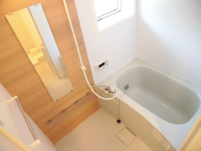 セジュール島西の浴室|窓・追い焚き機能付き