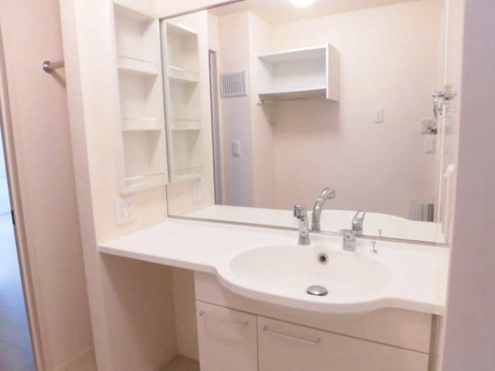 セジュール島西の洗面所|大きい鏡でお化粧もラクラク♪