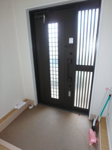 坂戸市花影町中古戸建の玄関