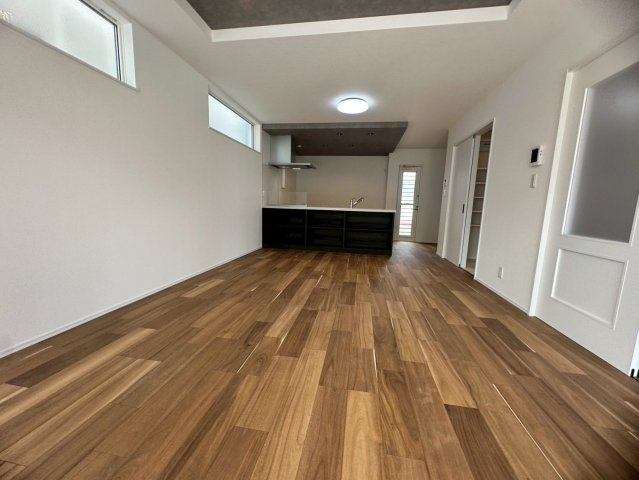 ♪♪沖縄市美里６丁目-11号棟(全9棟)の居間・リビング|こちらのリビングで趣味の時間をお楽しみください