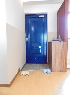 魚宗ビルの玄関|シューズBOX完備してます。