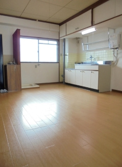 魚宗ビルの居間・リビング|窓があるので明るいです。