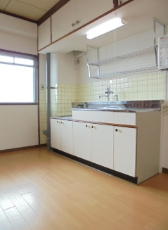 魚宗ビルのキッチン|広々とした使いやすいキッチンです
