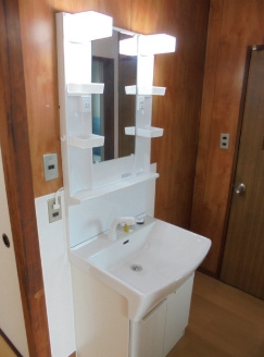 魚宗ビルの独立洗面台|シャンプードレッサーが付いています