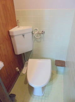 魚宗ビルのトイレ|温水洗浄便座付きです。