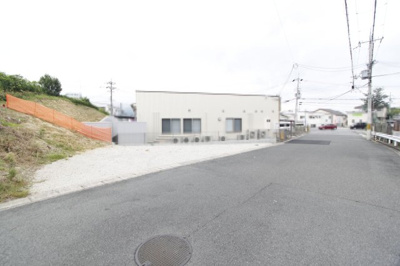 【その他】 | 香芝市別所テナント | 近隣（約１２０メートル）にある駐車場です。３台まで契約可能です（１台月額５，５００円）。