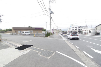 【その他】 | 香芝市別所テナント | 近隣（約１２０メートル）にある駐車場です。３台まで契約可能です（１台月額５，５００円）。
