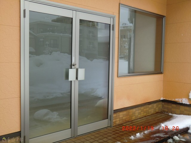 今朝白佐藤様貸事務所のエントランス