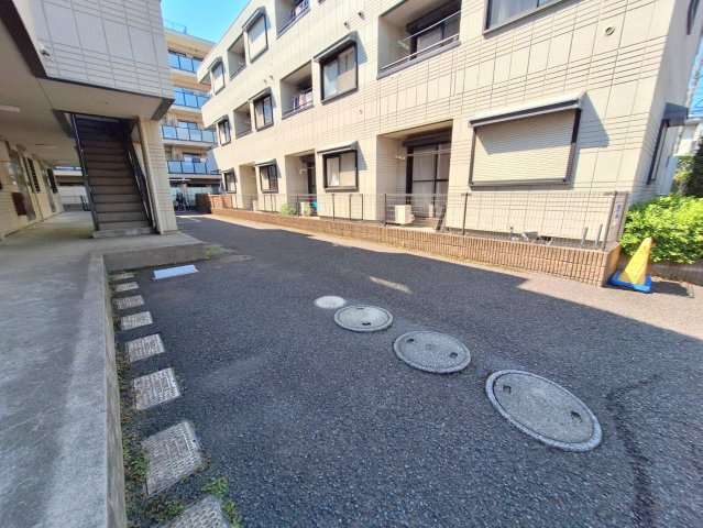 アベニュー城山B棟の駐車場