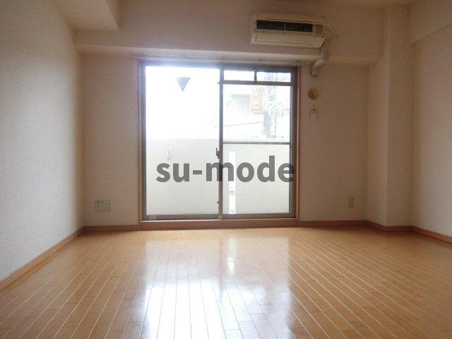 メゾンドヴィレ茨木の居間・リビング