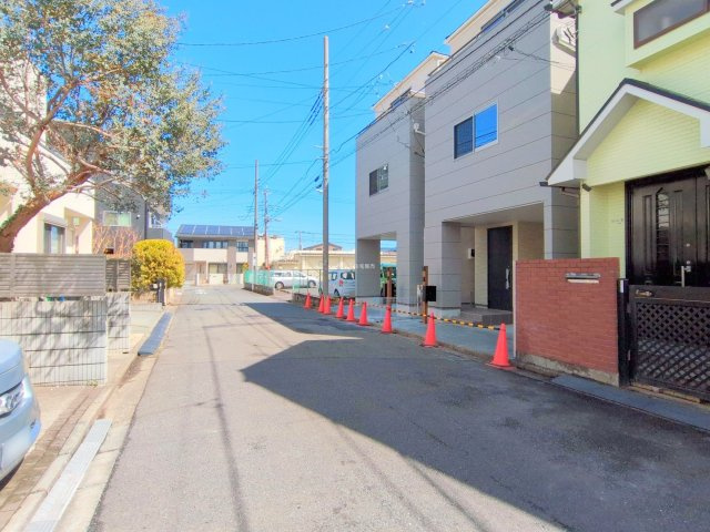 富士見市東みずほ台３丁目の新築一戸建の前面道路含む現地写真