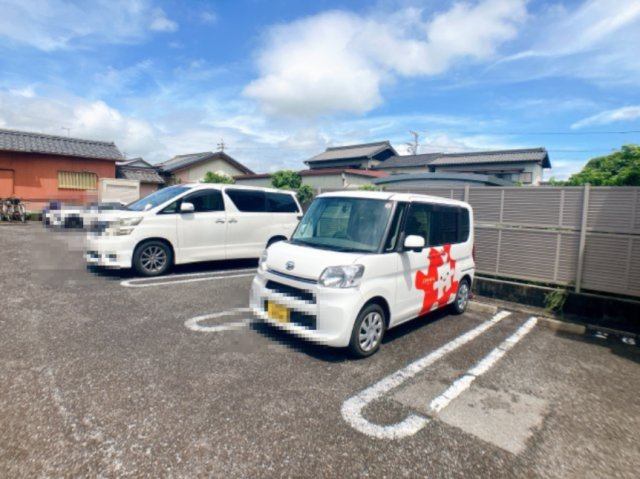グランデカメリア山の手Ⅲの駐車場