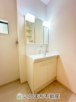 【独立洗面台】 | Erde小山市若木町6期　1号棟 | 収納豊富な3面鏡の洗面台にはハンドシャワー完備です
