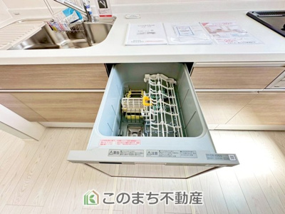 【設備】 | Erde小山市若木町6期　1号棟 | あったらいいなの代表的な設備である食洗機。ビルトイン型で、おさまりもよく、使い勝手も良好です。料理をするのは好きだけど、後片付けは苦手な方に重宝します。洗う手間がないので、時間を有効に使えますね。
