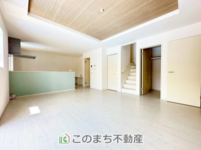 【居間・リビング】 | Erde小山市若木町6期　1号棟 | オープンでのびやかな空間を生み出す、こだわりの広がりとゆとり。家族と過ごす時間を大切にしたい方にぴったりの明るくゆとりある住空間です。
