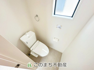【トイレ】 | Erde小山市若木町6期　1号棟 | 小窓から換気ができて清潔なトイレスペース☆ウォシュレット搭載です！
