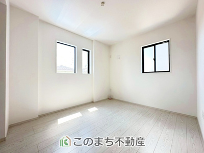 【洋室】 | Erde小山市若木町6期　1号棟 | 柔らかい陽光が差し込む明るいお部屋を演出する設計。彩光の取れる窓が気持ちの良いお部屋を創り上げます。
